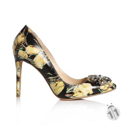 Siyah Üzerine Çiçek Desenli Taşlı Tokalı Stiletto Ayakkabı